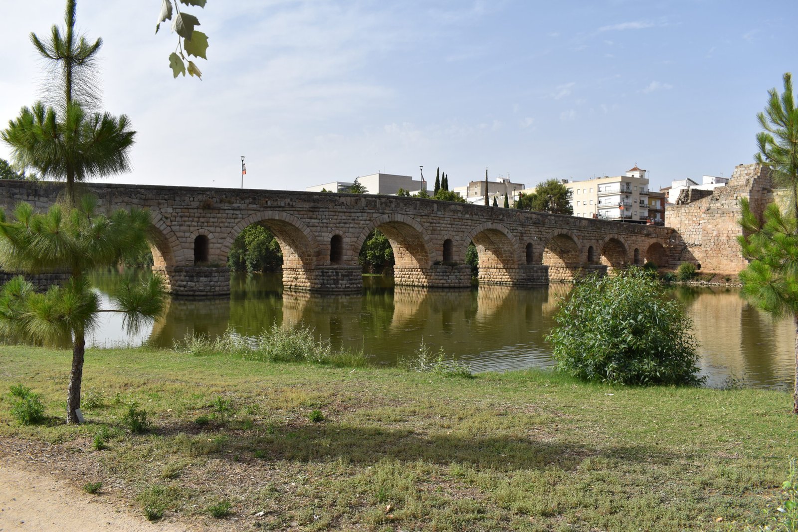 The Roman bridge over the Guadiana river in M&eacute;rida, Spain.